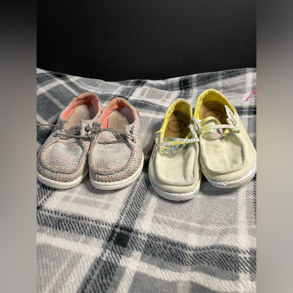 2 pairs of girls hey dudes
